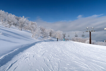 快晴の日本の福井県のスキーリゾート