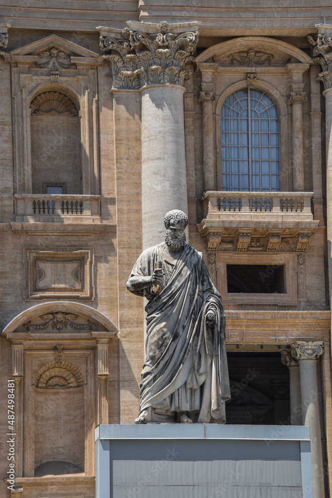 Wall mural a vertical shot of the statue of st. peter near the st. peter's basilica in vatican, rome, italy