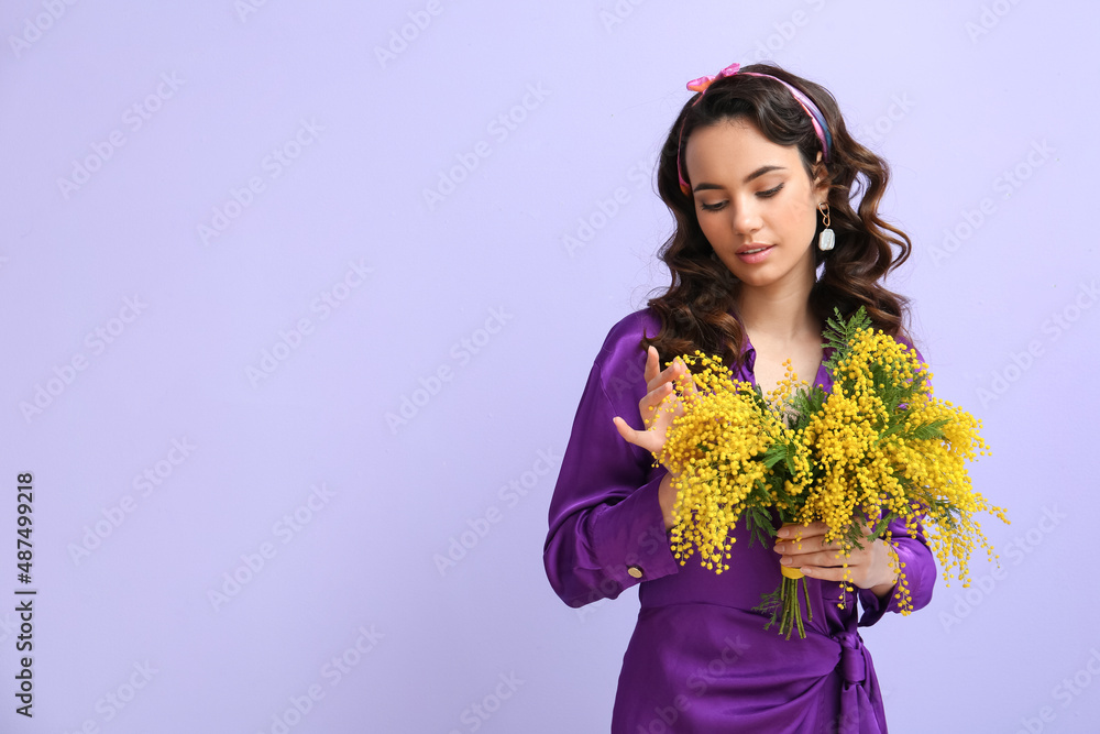 Poster Beautiful young woman with bouquet of mimosa flowers on lilac background