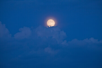 夏の雲と満月
