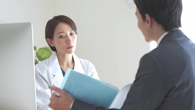 打ちあわせをする日本人