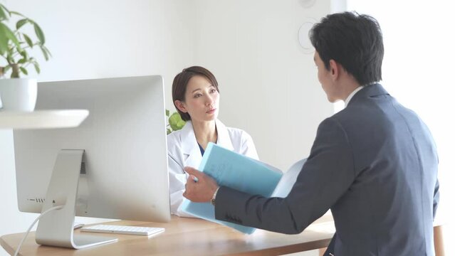 打ちあわせをする日本人