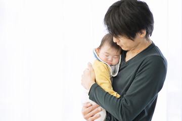 ミルクを飲んで満腹で眠る赤ちゃん