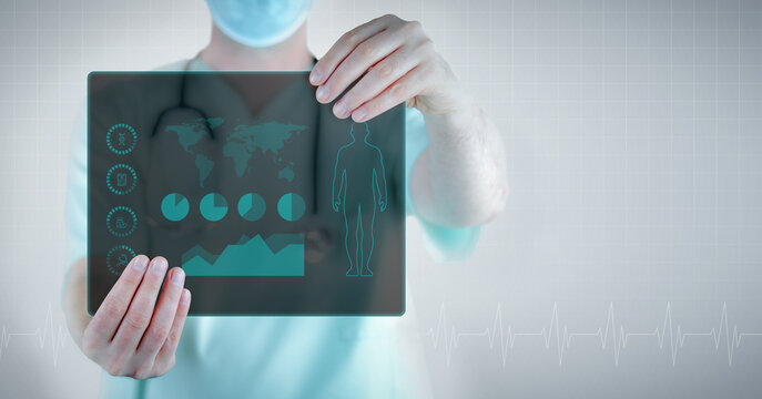 Arzt h&auml;lt virtuellen Brief mit einem Interface in der Hand. Medizin in der Zukunft