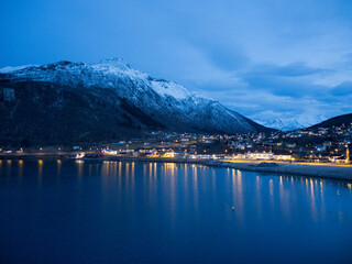 Norwegisches Fischerdorf in der Polarnacht