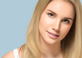 Naklejka premium Long smooth hair beauty woman close up portrait blonde hairstyle. Color background blue