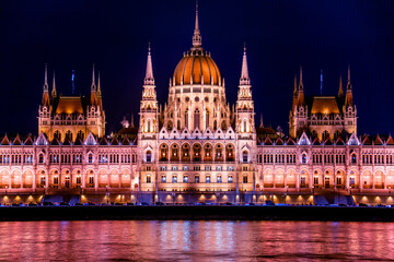 Fototapeta na wymiar Close up. Hungarian parliament building at night, budapest, hungary. Beautiful architecture illuminated by lanterns. A beautiful old building on the danube river. A magical view of the ancient city.