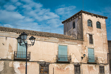 Antiguo y abandonado palacete en la villa de Tordesillas, provincia de Valladolid, España