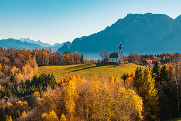 Naklejka premium Beautiful autumn or indian summer view at the famous Neubichler Alm, Piding, Bavaria, Germany