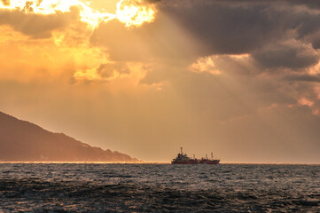夕方の瀬戸内海と船（明石海峡）