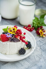 cottage cheese with fresh berries