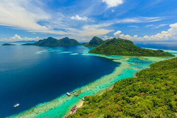 Fototapeta na wymiar scenic panoramic top view of Bohey Dulang Island Semporna, Sabah.
