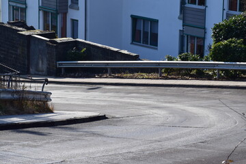 scharfe Kurve, steile Straße