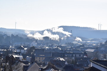 Rauch über der Altstadt von Mayen im Winter