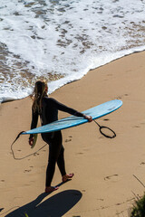 Surfer auf dem Weg zum Spot