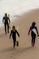 Surfer auf dem Weg zum Spot