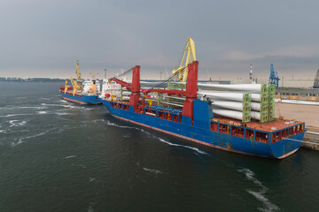 Ein Schiff mit Teilen für Windkraftanlagen im Hafen 