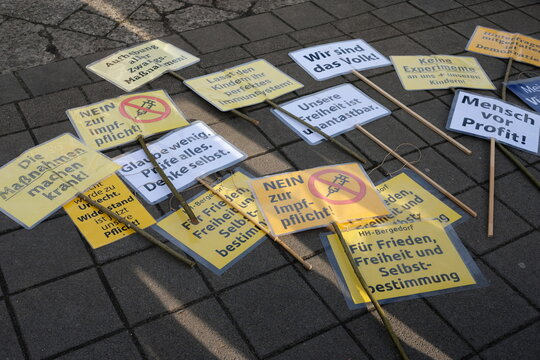 Plakate einer Corona Demo von Impfgegnern und Querdenkern
