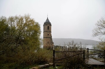 Iglesia de Villanueva de Las Rozas, España. Sumergida en el embalse del Ebro, su torre emerge de las aguas.
