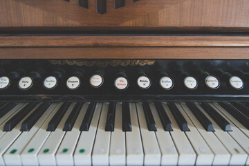 Tasten eines alten Harmoniums