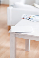 Laptop steht auf Esstisch im Wohnzimmer