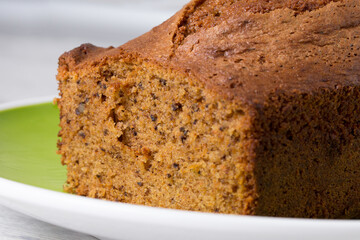 Postre de bizcocho con nueces