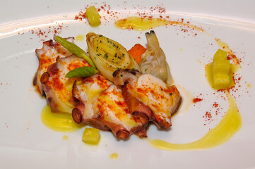 Pulpo a la gallega con verduras y marisco.