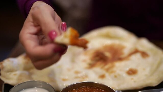インドカレーを食べる