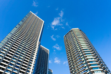 Fototapeta na wymiar The appearance of a high-rise condominium in Tokyo and the refreshing blue sky scenery_32