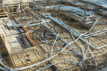 Leitungen und Armierungseisen auf einer Baustelle für ein Gebäude, Luzern, Schweiz