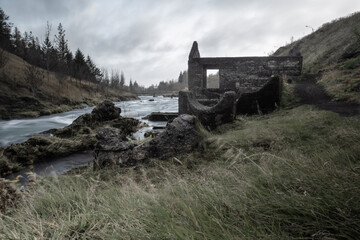 Verfallenes Haus am Fluss Varmá in Hveragerði