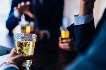 バーでお酒を飲む男女の会社員