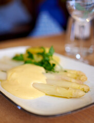 weißer Spargel mit Hollondaise Sauce