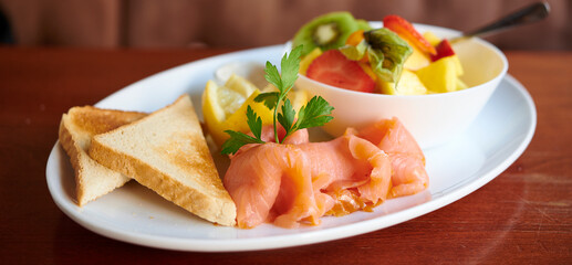 Frühstück mit geräuchertem Lachs