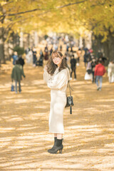 Fototapeta premium 紅葉と女性