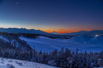 霧ヶ峰高原から夜明けの富士山と木々の霧氷