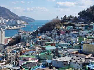 Obraz premium With the sea, forest, and house in the background.