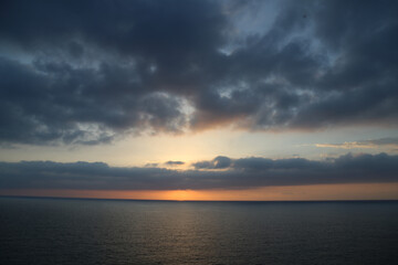Obraz premium Sunset over the Mediterranean sea with clear sky. Sun over the water with cloudy atmospheric moods
