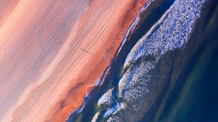 Top-down luchtfoto over surfer wandelen op het strand, Gold Coast Australia