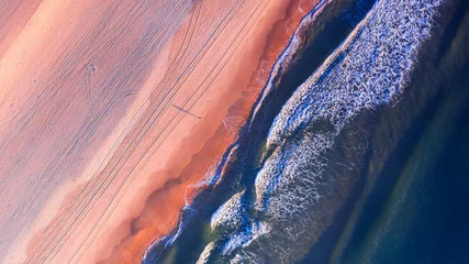 Glasschilderij Luchtfoto strand Top-down luchtfoto over surfer wandelen op het strand, Gold Coast Australia