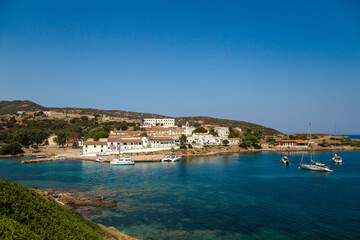 Fototapeta na wymiar L'abitato di Cala d'Oliva all'Asinara