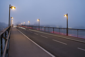 Konstanz am Bodensee, Nebel an einer Fahrradbr&uuml;cke
