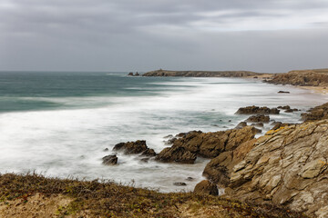Fototapeta na wymiar La côte Sauvage de Quiberon en Bretagne lors d'une tempête hivernale avec la technique photographique de pose longue