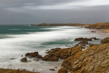 Obraz premium La côte Sauvage de Quiberon en Bretagne lors d'une tempête hivernale avec la technique photographique de pose longue