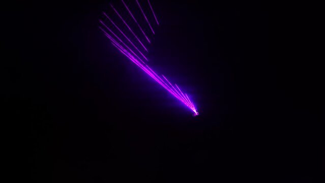 Movimiento de luces rgb de una discoteca. Se aprecia el humo y los movimientos de los efectos luminosos.