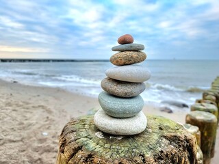 Turm aus Steinen am Ostseestrand