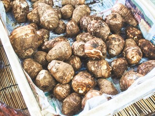日本の鎌倉の朝市で売られている新鮮野菜