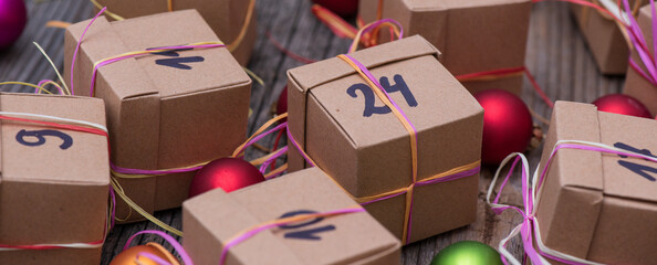 Weihnachtskalender  Adventskalender mit kleine Schachteln und dem 24 Datum drauf als banner 