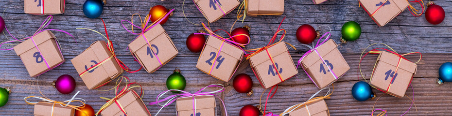 Weihnachtskalender  Adventskalender mit kleine Schachteln und dem 24 Datum drauf als banner 