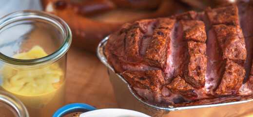 Leberkäse gebraten auf Holzbrett